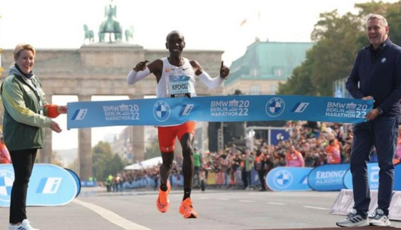 Kipchoge smashes his own world record over a marathon in Berlin!