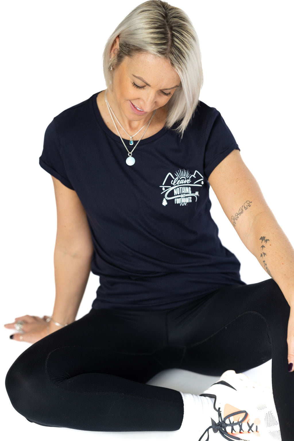 Women's Classic Leave Nothing But Footprints Runr T-Shirts in Navy